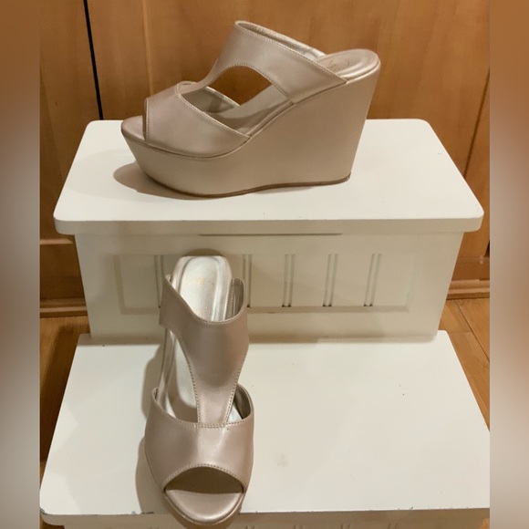 NWOT  subtle shimmer platforms - Picture 4 of 15